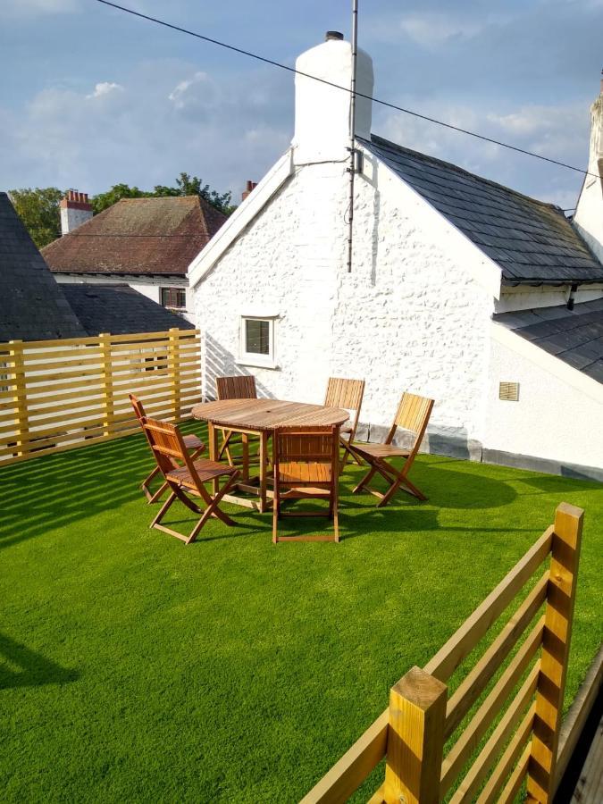 Character Cottage In The Heart Of Uplyme. Exterior photo